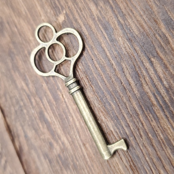 Bronze ornate edwardian key pendant P105 - Picture 1 of 2
